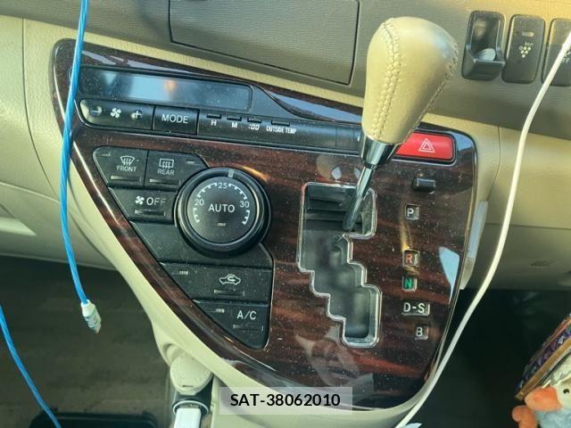 Toyota ISIS 2013-11 7617202-14
