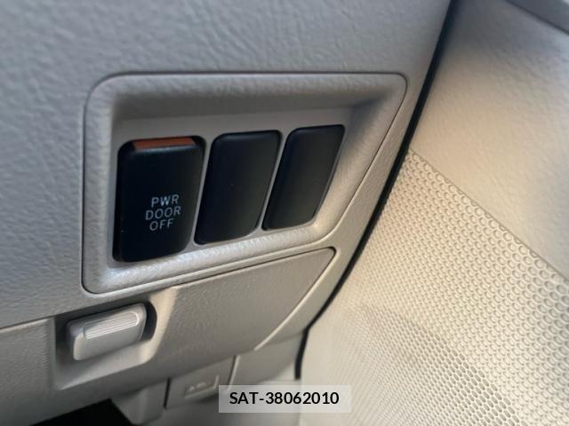 Toyota ISIS 2013-11 7617202-15