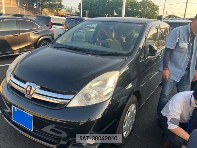 Toyota ISIS 2013-11 7617202-2