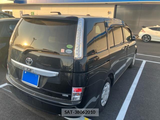 Toyota ISIS 2013-11 7617202-6