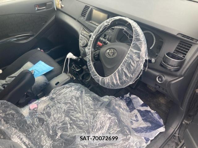 Toyota ISIS 2011-06 7724348-14