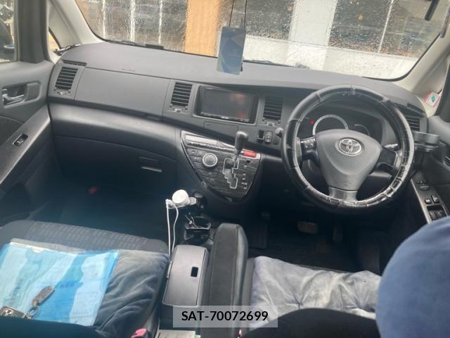 Toyota ISIS 2011-06 7724348-21