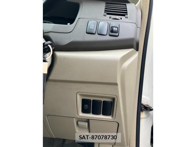 Toyota ISIS 2007-11 7724347-13