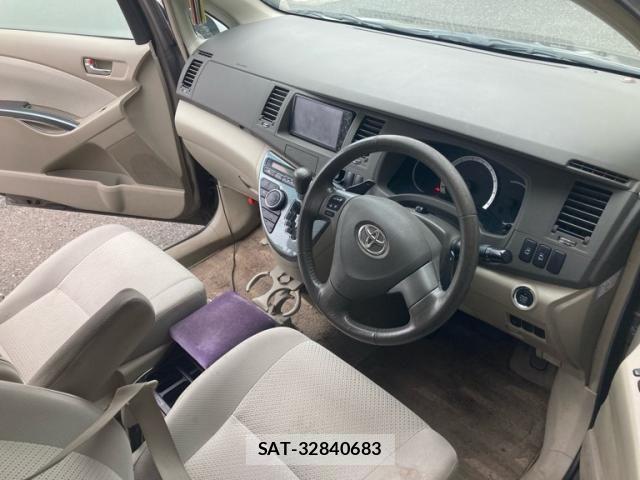 Toyota ISIS 2011-01 7724350-14