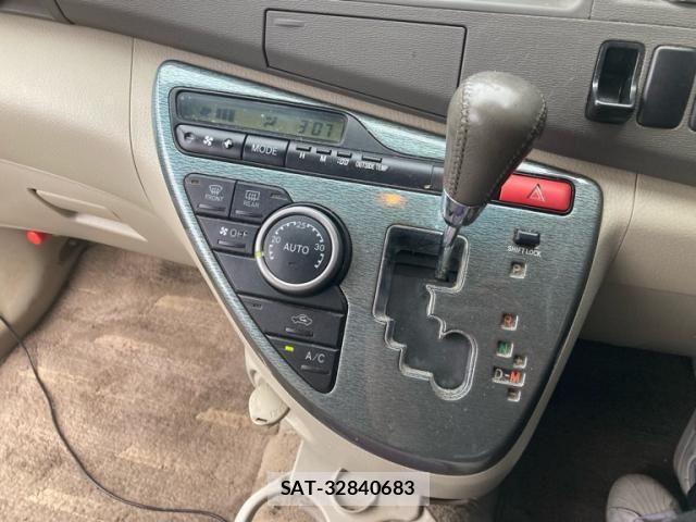 Toyota ISIS 2011-01 7724350-22