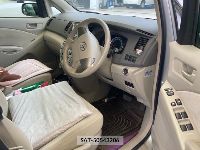 Toyota ISIS 2011-09 7724352-3
