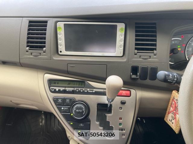 Toyota ISIS 2011-09 7724352-8
