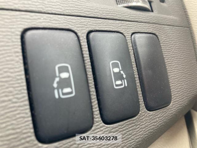 Toyota ISIS 2010-02 7785805-13