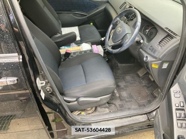Toyota ISIS 2013-11 7876980-9