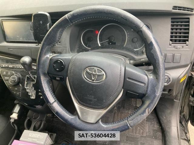 Toyota ISIS 2013-11 7876980-11