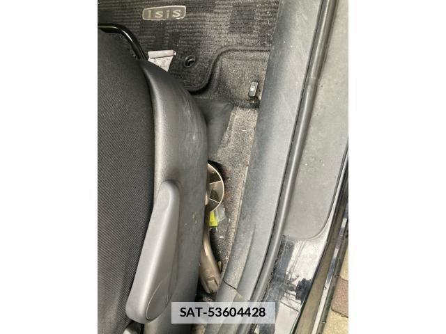 Toyota ISIS 2013-11 7876980-13
