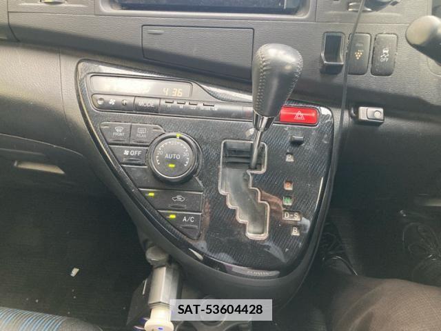 Toyota ISIS 2013-11 7876980-17