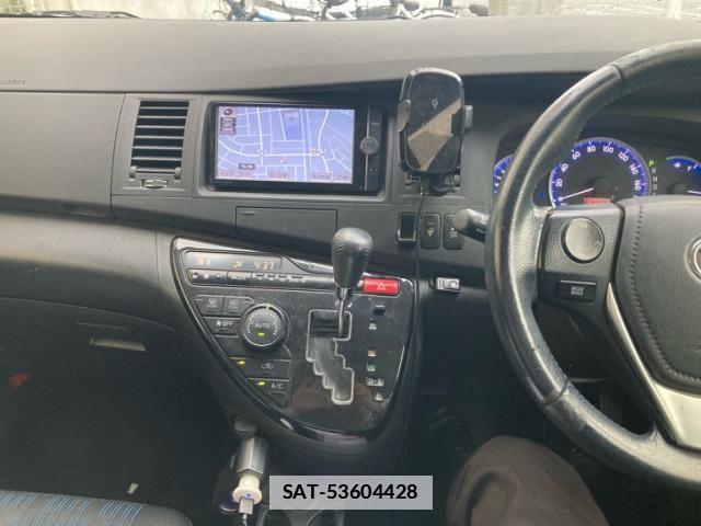 Toyota ISIS 2013-11 7876980-19
