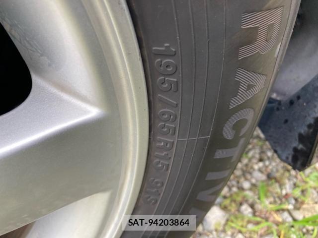 Toyota ISIS 2015-02 7876981-9