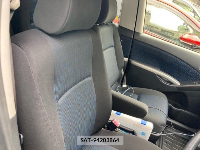 Toyota ISIS 2015-02 7876981-11