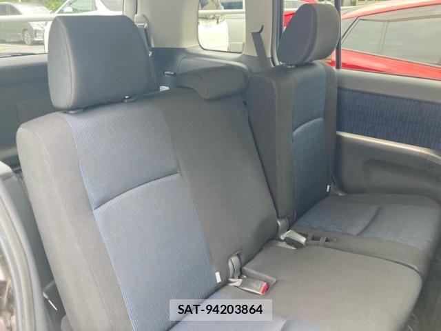 Toyota ISIS 2015-02 7876981-12