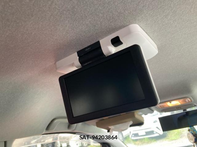 Toyota ISIS 2015-02 7876981-13