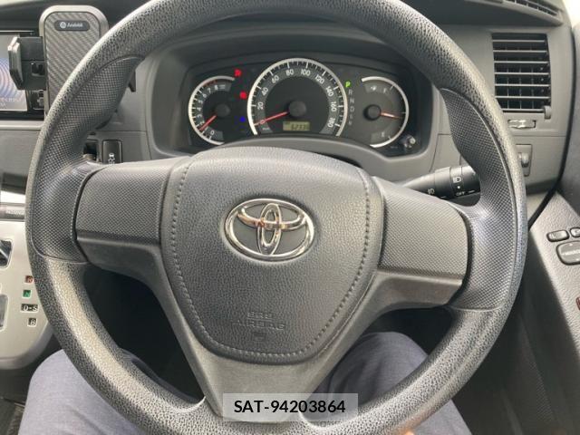Toyota ISIS 2015-02 7876981-14