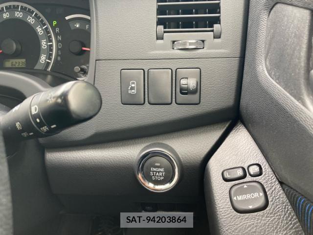 Toyota ISIS 2015-02 7876981-15