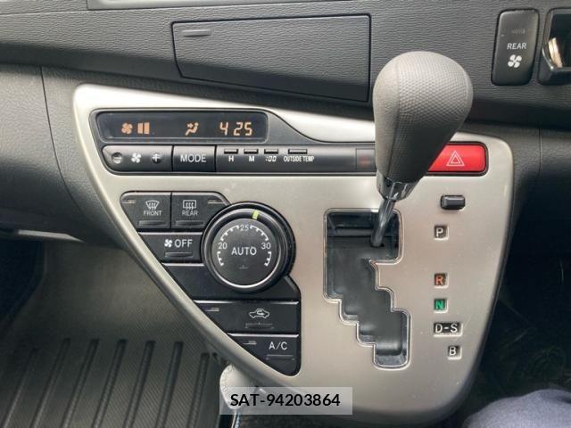 Toyota ISIS 2015-02 7876981-18