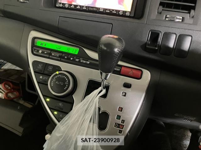 Toyota ISIS 2009-03 7876984-12