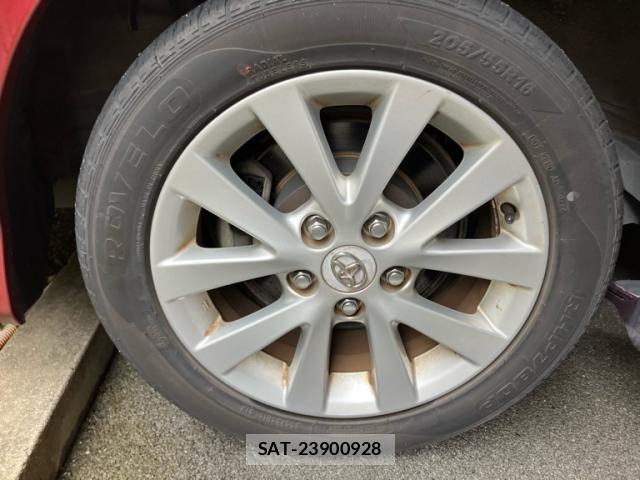 Toyota ISIS 2009-03 7876984-4