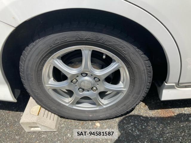Toyota ISIS 2006-03 7876982-8