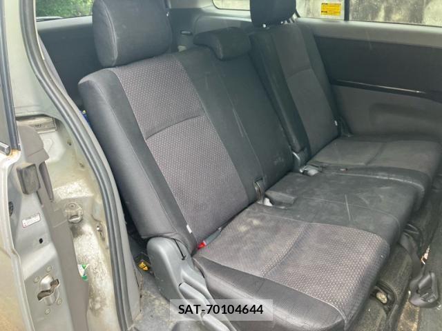 Toyota ISIS 2005-03 7876985-9