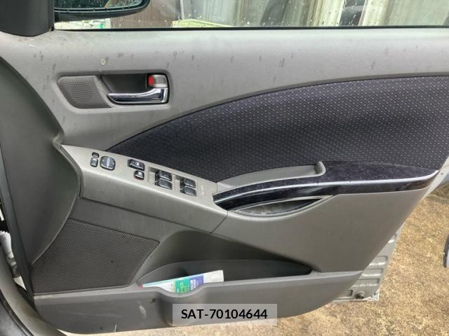 Toyota ISIS 2005-03 7876985-12