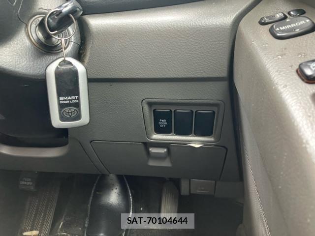Toyota ISIS 2005-03 7876985-13