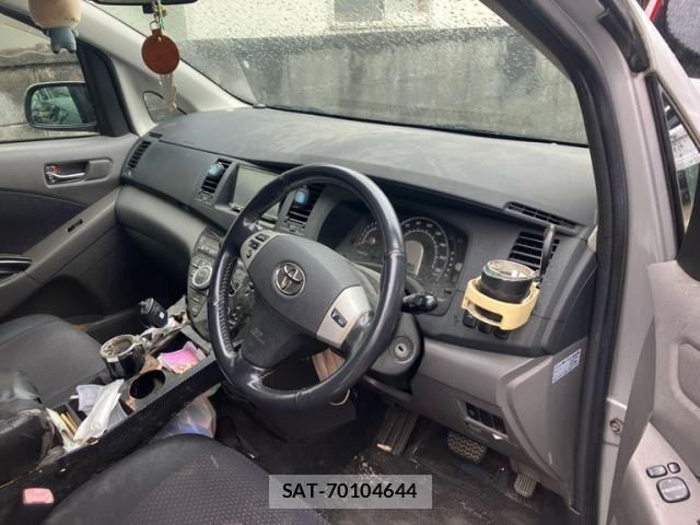 Toyota ISIS 2005-03 7876985-6
