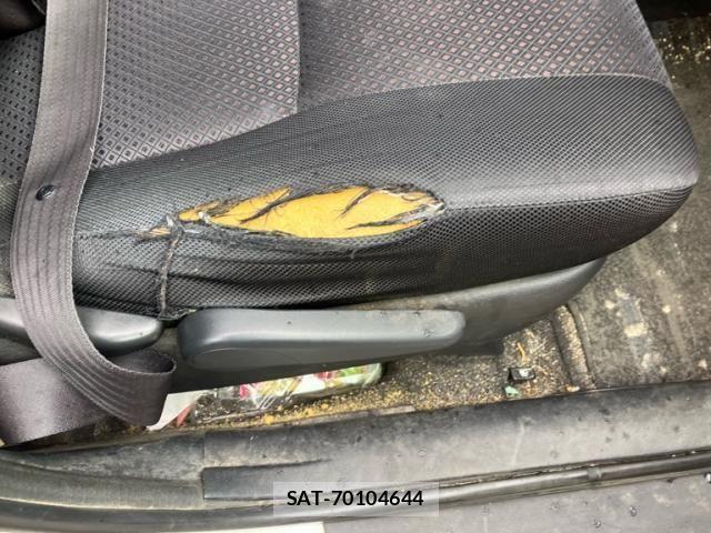 Toyota ISIS 2005-03 7876985-8