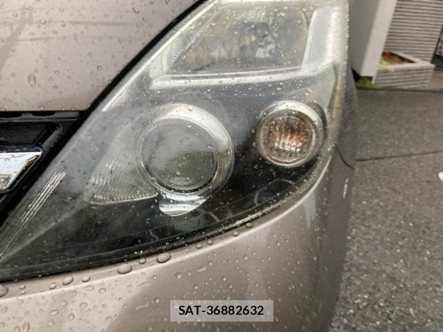 Toyota ISIS 2012-03 7902758-11