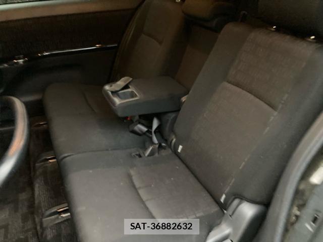 Toyota ISIS 2012-03 7902758-12
