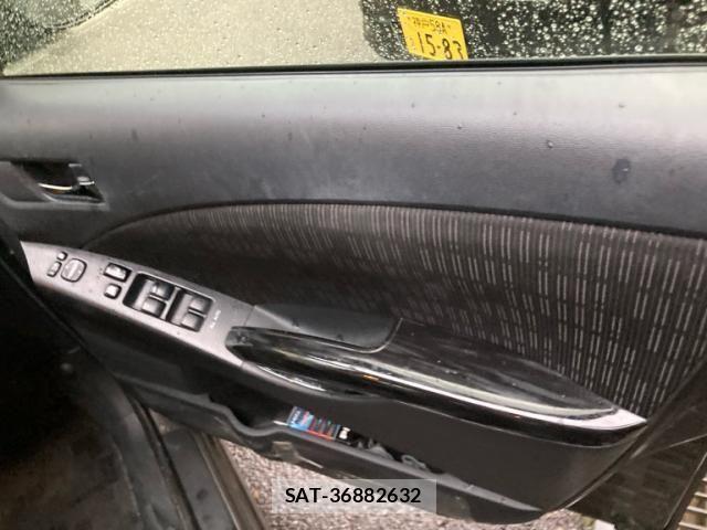 Toyota ISIS 2012-03 7902758-16