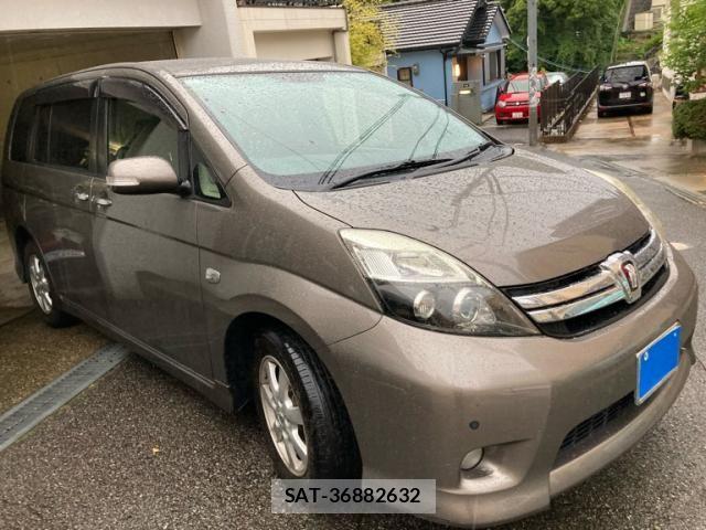 Toyota ISIS 2012-03 7902758-1
