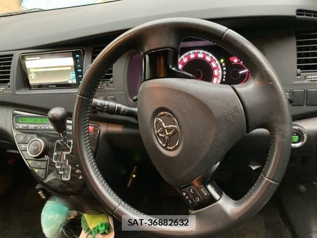 Toyota ISIS 2012-03 7902758-19