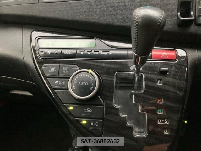 Toyota ISIS 2012-03 7902758-22
