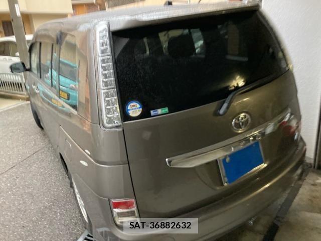 Toyota ISIS 2012-03 7902758-3