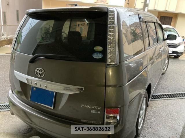 Toyota ISIS 2012-03 7902758-4
