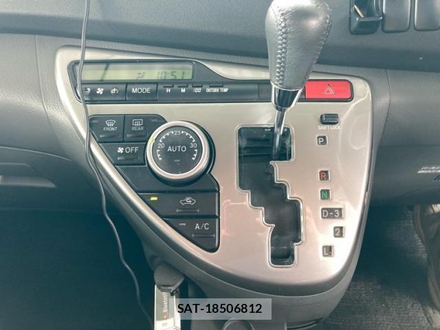 Toyota ISIS 2008-12 7962130-19