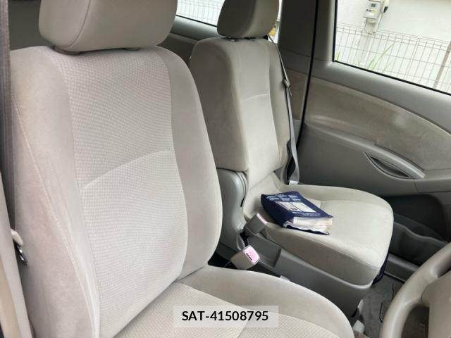 Toyota ISIS 2011-12 7979554-11