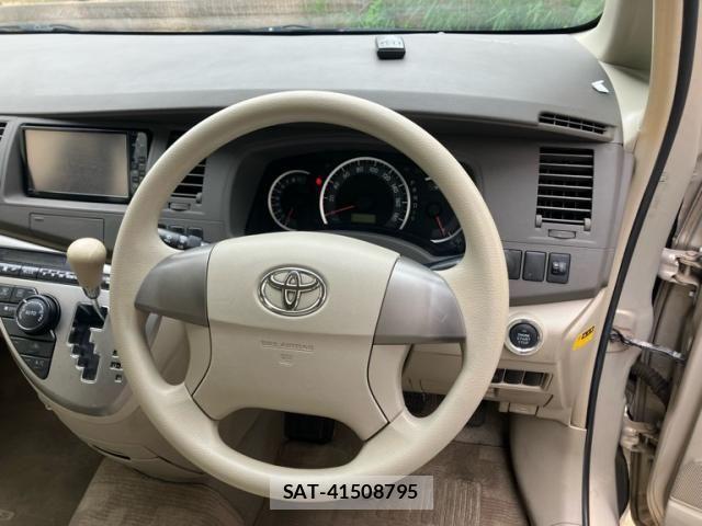 Toyota ISIS 2011-12 7979554-12