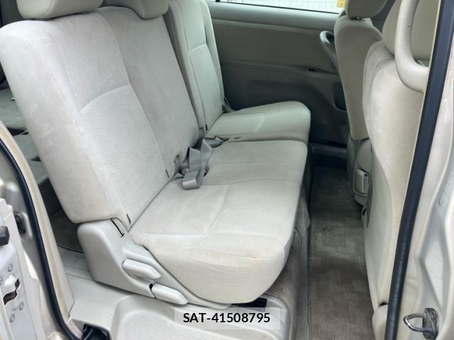 Toyota ISIS 2011-12 7979554-13