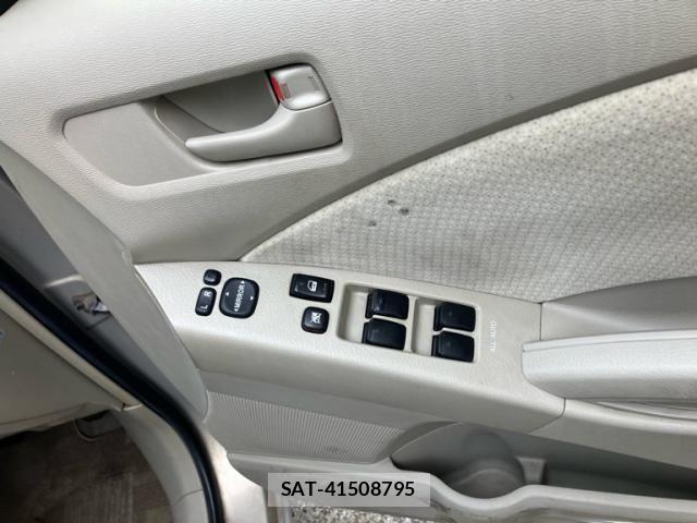 Toyota ISIS 2011-12 7979554-16