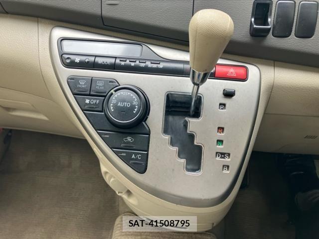 Toyota ISIS 2011-12 7979554-21