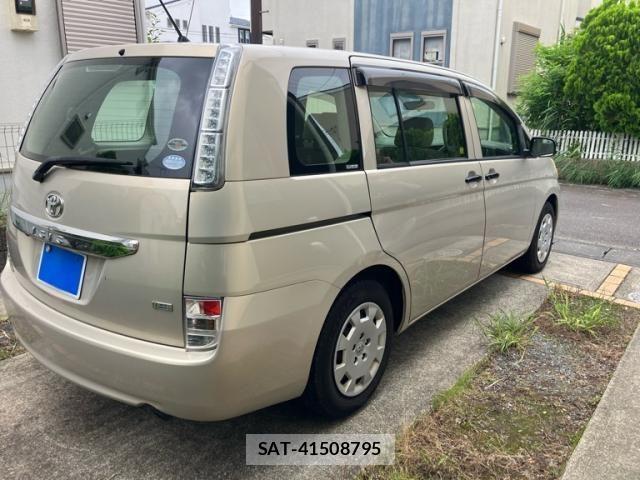 Toyota ISIS 2011-12 7979554-2