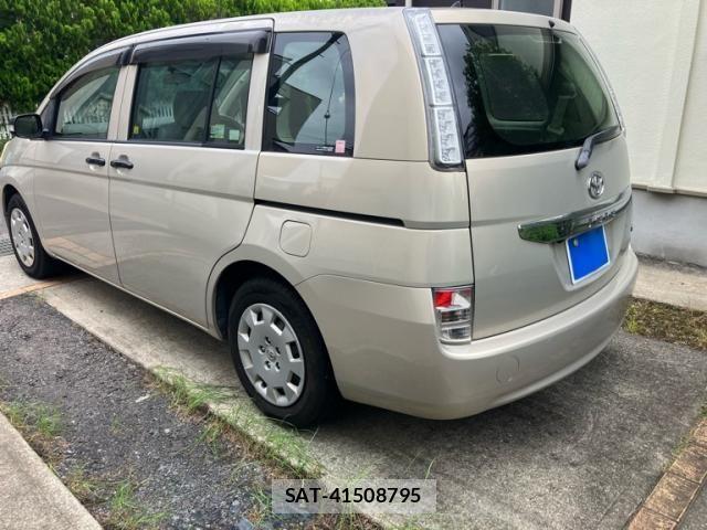 Toyota ISIS 2011-12 7979554-3