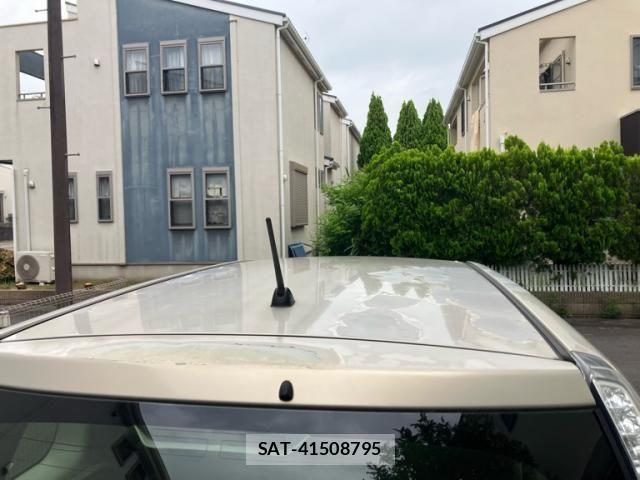 Toyota ISIS 2011-12 7979554-5