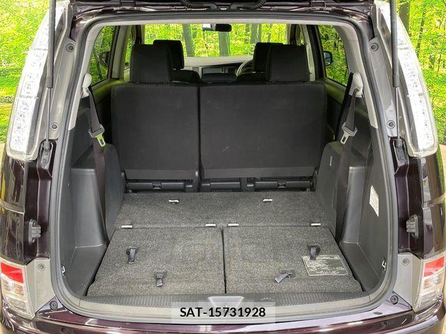 Toyota ISIS 2013-02 7979553-10